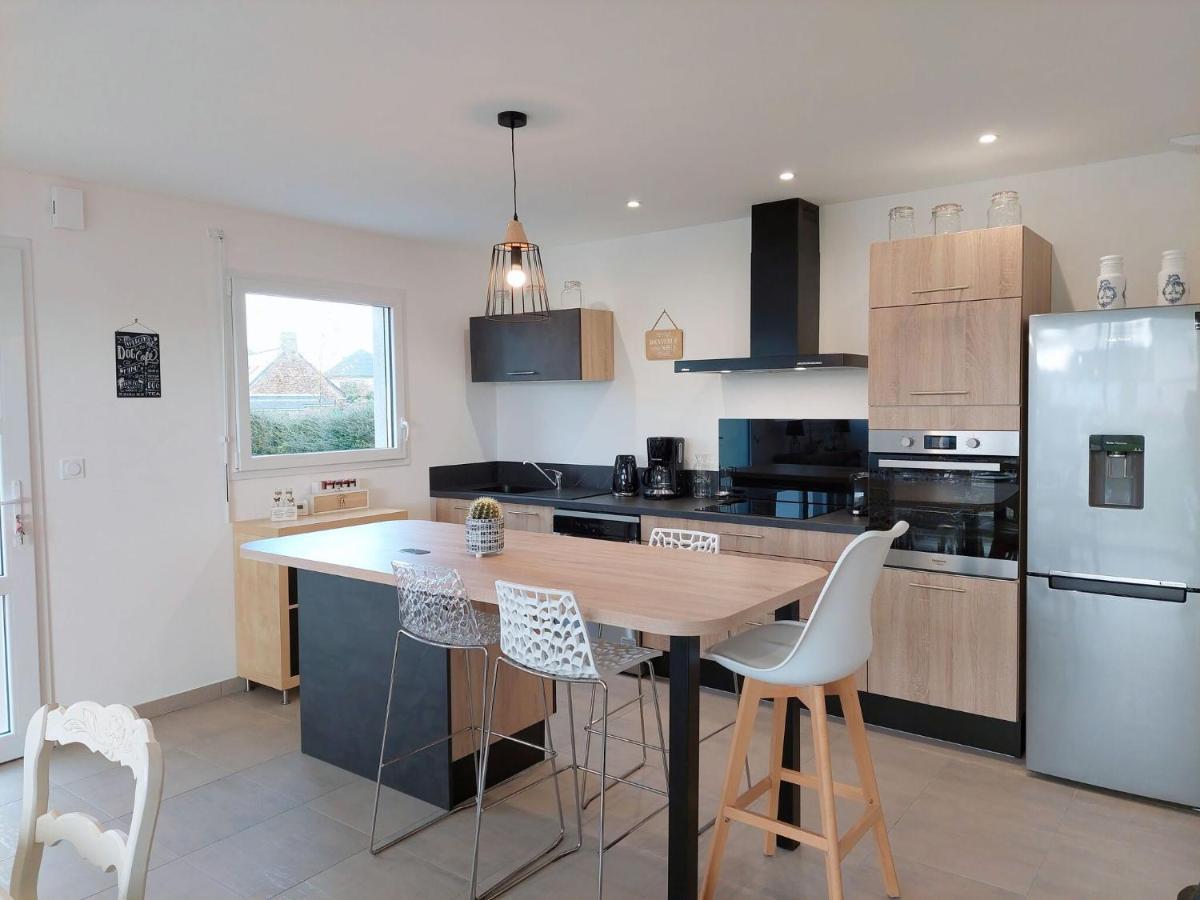 Single Storey Holiday Home In Cleder Exterior photo