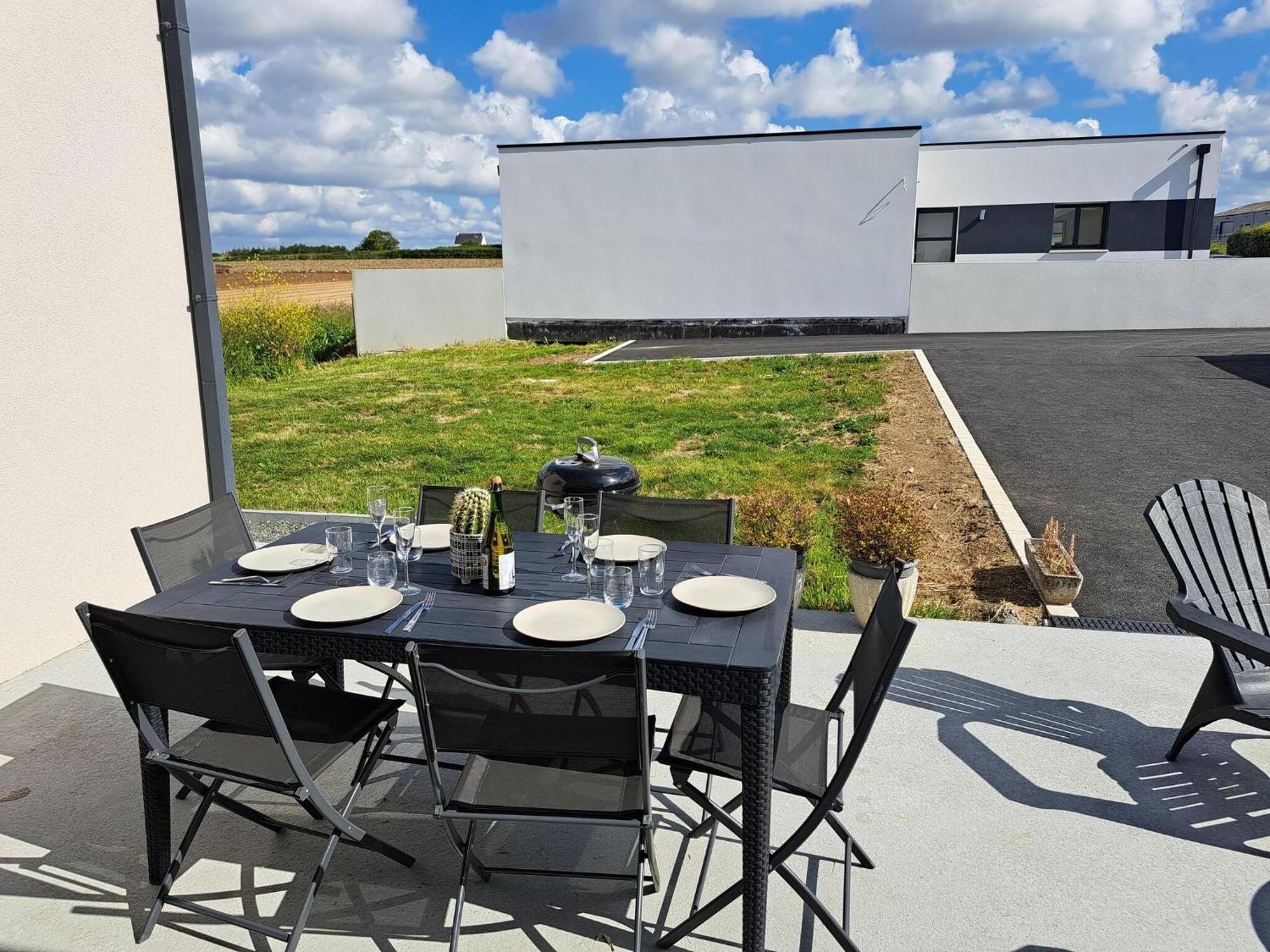 Single Storey Holiday Home In Cleder Exterior photo