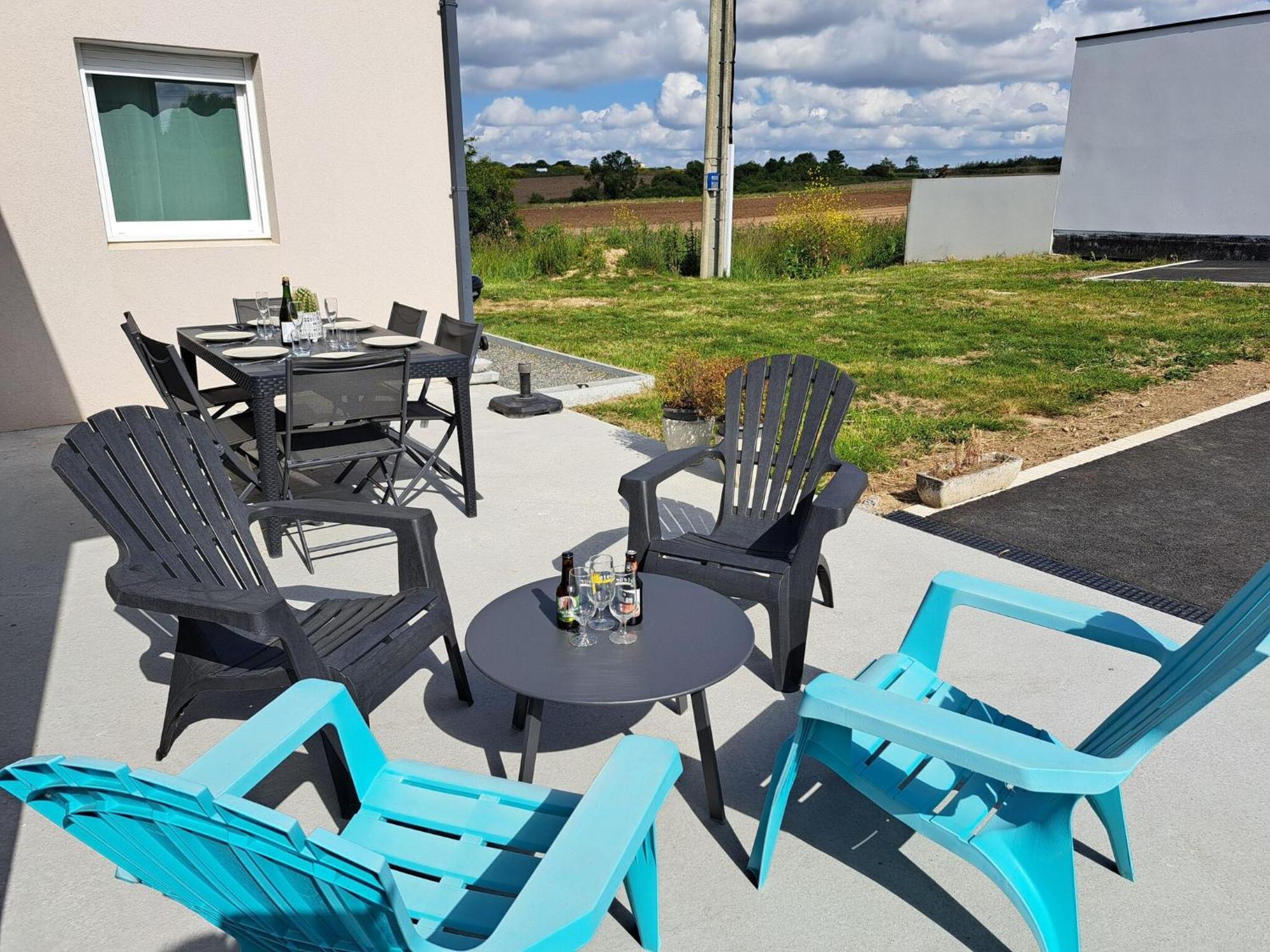 Single Storey Holiday Home In Cleder Exterior photo